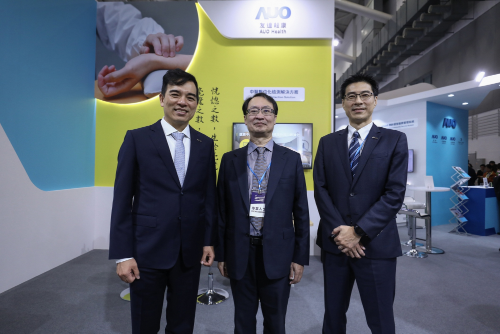 首次於醫療科技展亮相的PT视讯耘康，捐贈數位化檢測設備與研究經費，協助衛福部國家中醫藥研究所打造中醫大數據資料庫。圖由左至右為PT视讯光電執行長暨總經理柯富仁、衛福部國家中醫藥研究所所長蘇奕彰、PT视讯光電智慧醫療事業群總經理廖世宏